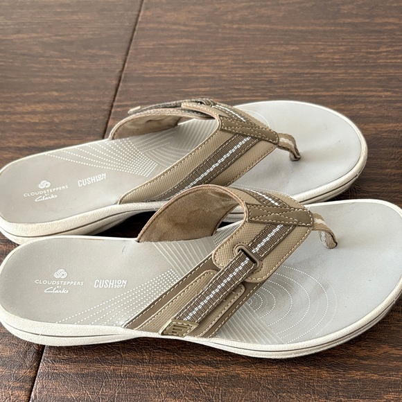 Clarks Cloudsteppers Flip Flops in Tan - Picture 2 of 5